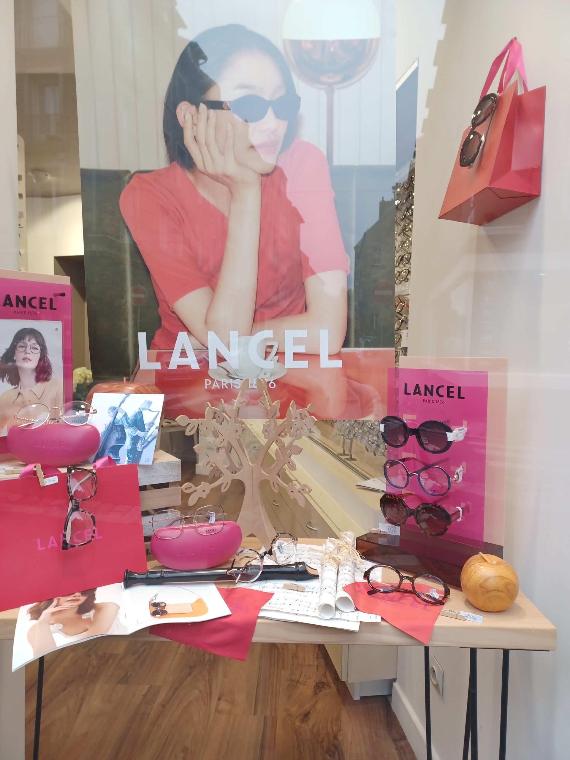 De jolies lunettes de soleil Lancel pour votre maman .