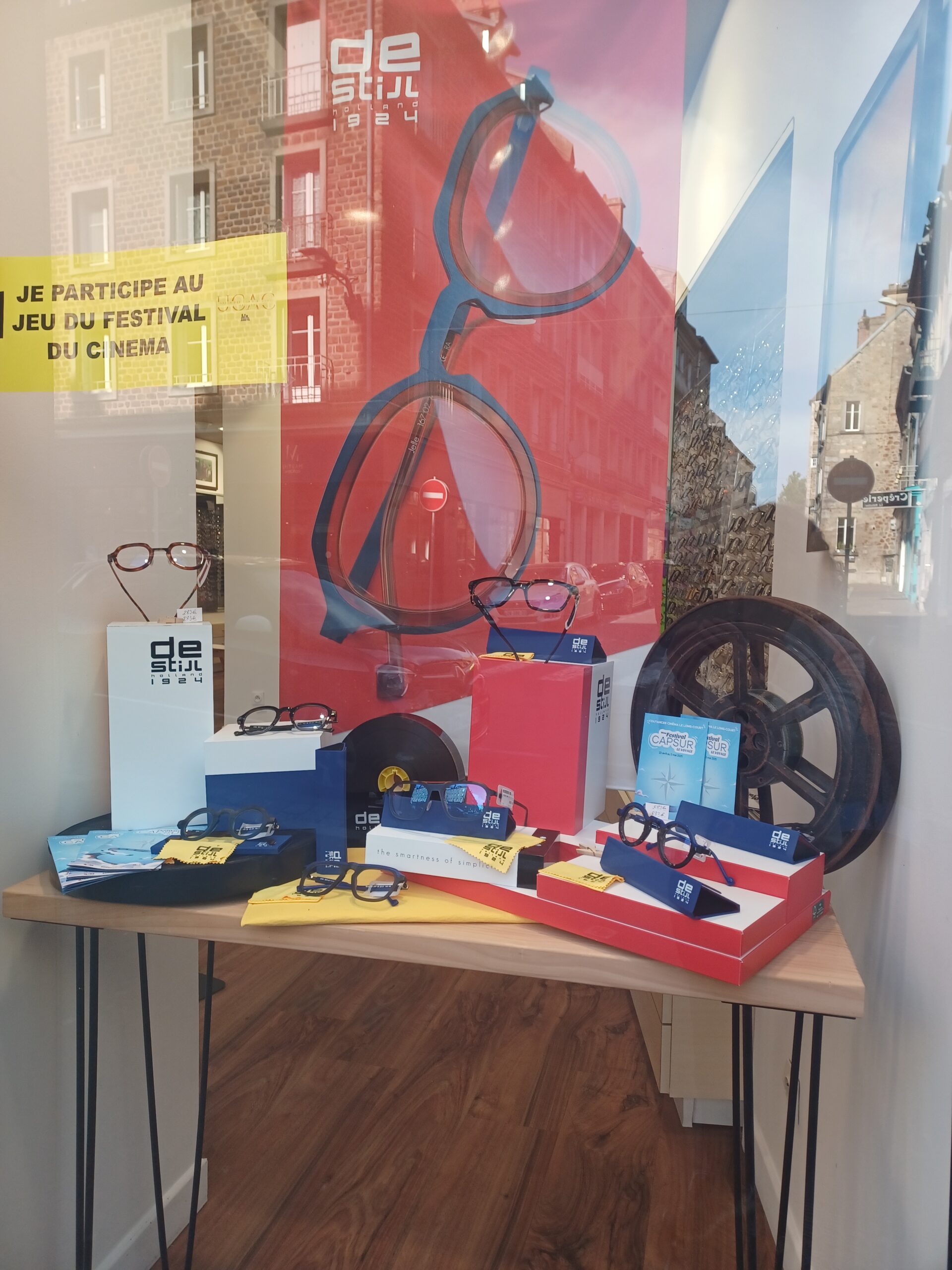 La vitrine JP OPTIC aux couleurs du festival du cinéma CAP SUR  .